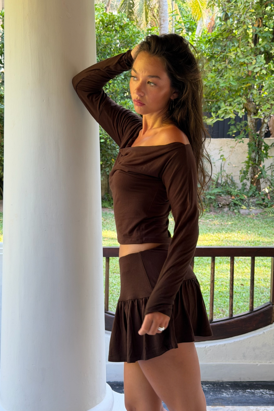 Our long-sleeved top, made with our sustainable and stretchy bamboo-cotton blend. It features an off-shoulder neckline and fitted long sleeves for cooler days.
