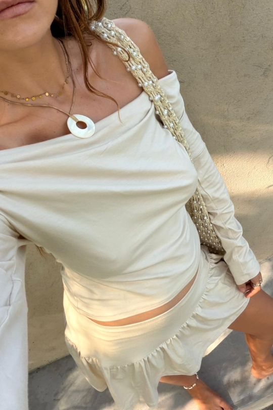 Our long-sleeved top, made with our sustainable and stretchy bamboo-cotton blend. It features an off-shoulder neckline and fitted long sleeves for cooler days.